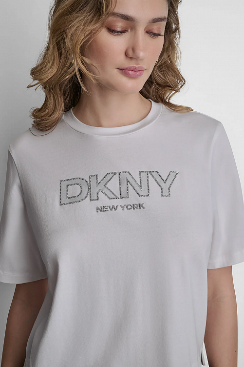 Футболка с логотипом из кристаллов DKNY